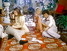 Crystal down gostosas jogando cartas