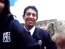 Rafaela dando ao amigo no caminho de volta pra casa depois da escola