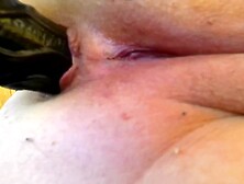 проникновение в анал черным резиновым членом