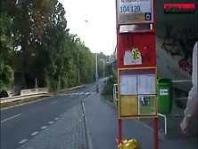 Amateur sletje laat zich graag op openbare plekken in haar kale kutje neuken