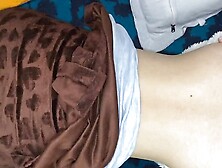 Desi Ma Ko Kutiya Bna kr Choda Bister Me Hi Ma ki pyasi chut me ghasse pe ghssa mara aur pani nikala