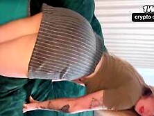 Loira com cona molhada a abanar o rabo de saia curta e calcinha vermelha.