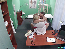 Красивая медсестра соблазнила парня увидев его большой хер Ники Дрим (Nikki Dream)