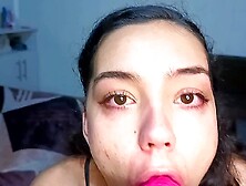 Universitaria caliente se atragante con el dildo,  no para de pedir leche en su cara