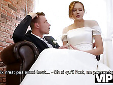 Vip4k.  beauté en robe de mariée suce une nibble d'étrangers et se fait baiser