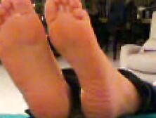 Sucking gf's toes on couch