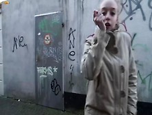 Tiener(18+) komt squirtend klaar bij Don en Ad