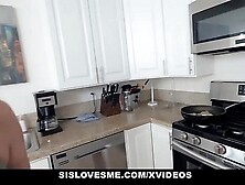 Mulher comendo homem loira bonita fazendo porno na cozinha