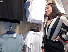 Une Jolie Française Se Fait Défoncer En Anal Dans Une Cabine d'Essayage Par Deux Potes De Son Frère