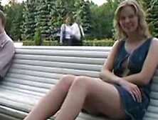 Francaise s'exhibe sur un ban de parc