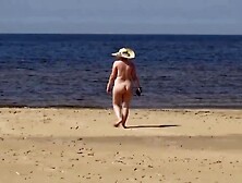 Milf Nuda E Bollente Su Una Spiaggia Per Nudisti