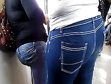 Mega Culona en el metro (Big butt)