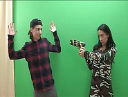 Amatrice espagnole tourne devant un écran vert