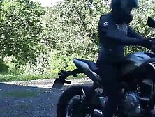 Une Jeune Femme Sexy En Train De Jouir Sur Sa Moto