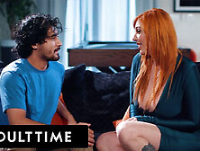 Un Adolescente Nervioso No Se Separa De Su Terapeuta Milf Lauren Durante Una Follada Sensual