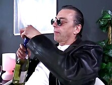 Die blonde Bombe bei klassischer Musik anal verwoehnt