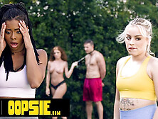 La meilleure amie de Kira Noir est excitée en voyant une femme sexy promener son mari avec une laisse