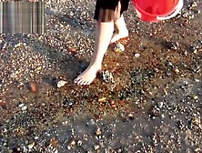 nu sinh bat be be tren bien cuc me