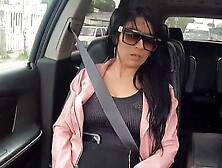 En el carro me enseña sus ricas TETOTAS nos vamos un rato