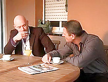 La femme de ménage sait cuisiner,  réparer la bagnole et baiser