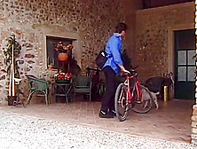 Rousse baisee par le coursier