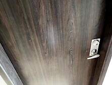 El sonido de la lluvia me pone caliente...  Juego con mi snatch grande.  ¡CHORROS EN TU CARA! PRIMER P