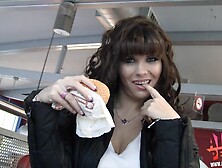 Freundin will im Fast Food Restaurant blasen und frisst Sperma vom Burger - Aische Pervers