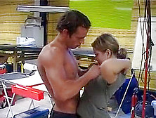 Deux collègues allemands baisent sur leur lieu de travail