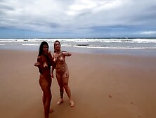 Loira Luxx And Morena Gostosa - Fudendo A Na Praia De Copacabana Com Todo Mundo Olhando