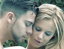 Perfekte blonde Freundin mit leidenschaftlichem Sex im Pool