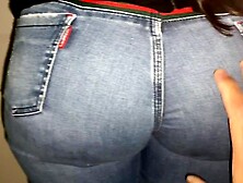 universitaria showed off to her classmate,  and showed her big bum