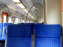 Meine Freundin macht ihren ersten Spermawalk mitten im Zug
