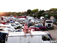 Uma bomba sexual latina começa a foder entre carros velhos