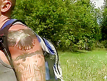 Lily Fatale se fait fourrer dans les bois - Quebec Porn