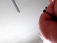 Une maman hot prépare le petit-déjeuner,  chatte poilue,  gros seins.