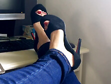 French secretary in high heels speaks French