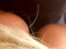 Cette très jolie golden-haired se prend une grosse bite dans la chatte