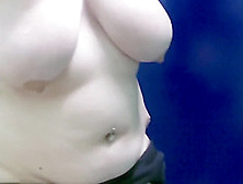 Elle aime se faire prendre dans une cabine de piscine