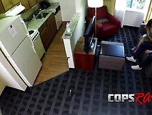 Garota de peitos pequenos come profundamente o oficial