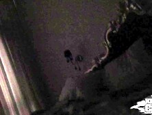 Jovem loira que está sempre disposta a se divertir por conta própria