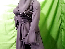 Gorgeous hijabi Bhabhi Desi-Queen1 shows off her moves and gives a good stroke