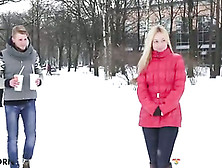 Согрелись на кровати после зимней прогулки