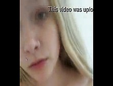 Novinha caiu no banho peladinha mostrando sua buceta dentro do banheiro