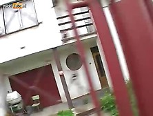 Blonde meid kickt met seks af van de drank