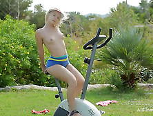 Спортивной девушке стало жарко заниматься на тренажере