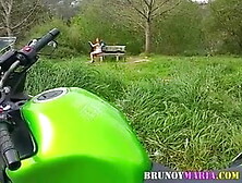 brunoymaria Maria pajeandose en el campo con chicos mirones