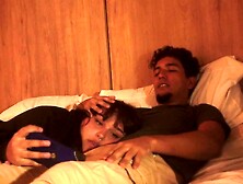 mi hermanastra se acuesta en mi pierna para ver una peli,  me la pone muy dura