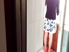 Sie lässt sich im Stehen in der Küche ficken