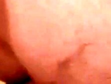 Deutsches Paar auf dem Bett