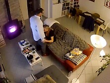 il cache une caméra et découvre que sa femme le trompe